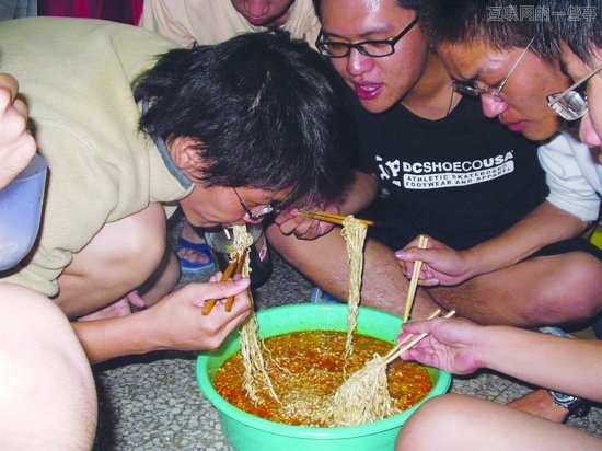 同一个马勺里喝水